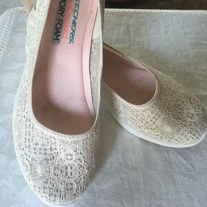 Skechers lace pattern slip on flats cushy insoles